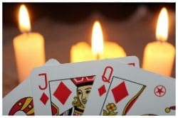 bougies et jeux de carte pour pratiquer un rite